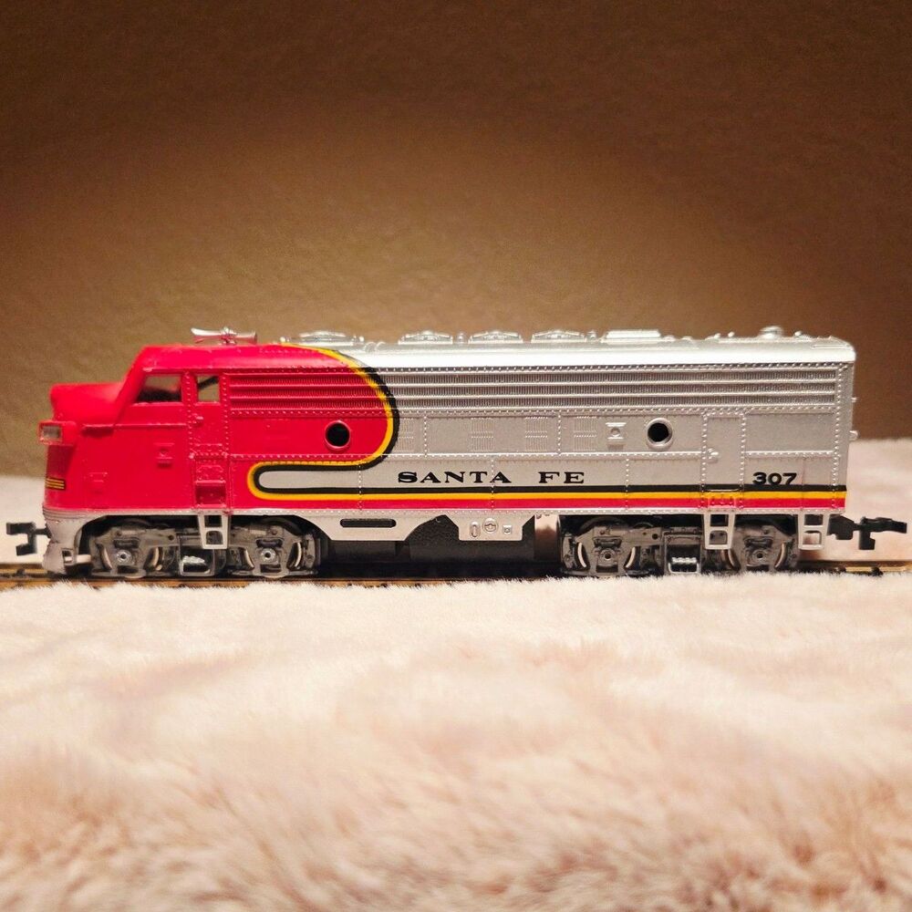Bachmann HO Scale Santa Fe EMD F9 #307 Warbonnet Locomotive Power Unit (PN66601) - Picture 1 of 6